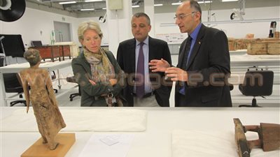 بالصور.. سفير النمسا بالقاهرة وزوجته يزوران المتحف المصري الكبير