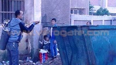 بالصور.. حملة لقتل الحشرات الناقلة للأمراض بالحسينية