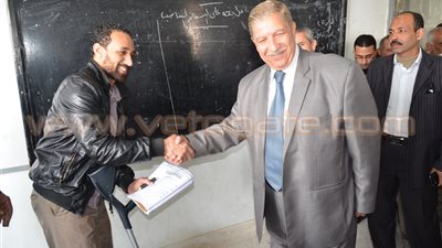 محافظ الإسماعيلية يكرم مدرسا أصيب في حادث ويخصص سيارة لنقله