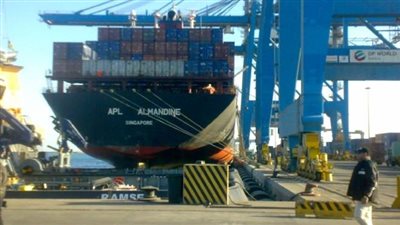 مدير الجمارك بميناء السخنة يجتمع بالمستخلصين