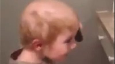 بالفيديو.. شاهد رد فعل أم قام ابنها بحلاقة شعره معتقدا أنه يمشطه