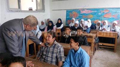 بالصور.. طلبة مدرسة ترعة 5 يلتقطون «سيلفي» مع محافظ الإسماعيلية