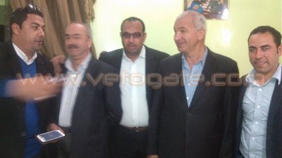 بالصور.. محافظ الشرقية يزور ضابط شرطة بمنزله