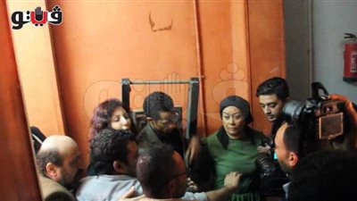 بالفيديو.. الصحفيون يقتحمون غرفة محمد رمضان ووفاء عامر في 