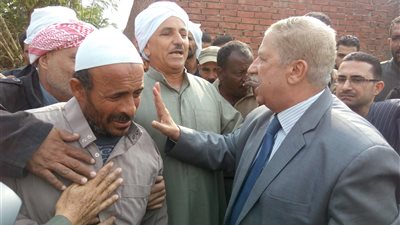 بالفيديو.. محافظ الإسماعيلية لـ«رجل فقد ابنيه»: «عشت اللحظة في موت ابنى»