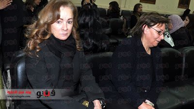 بالفيديو والصور.. نجلاء فتحي ويسرا في عزاء والدة خالد أبو النجا