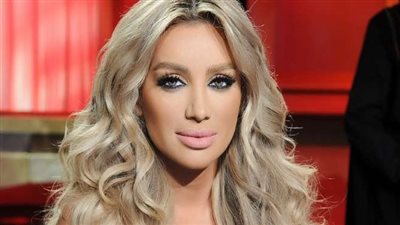 مايا دياب تعود إلى بيروت لقضاء إجازة مع أسرتها