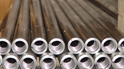 الألومنيوم يستقر وسط حذر بسبب خفض الإنتاج وارتفاع الدولار