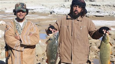 بالصور.. مسلحو «داعش» يصطادون في نهر الفرات