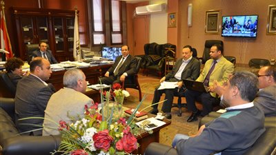 محافظ بني سويف يناقش المشكلات الصحية مع نواب البرلمان