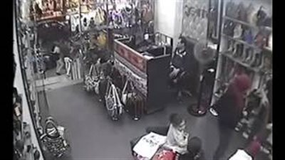 بالفيديو.. طفلة تسرق فتاة بمحل أحذية