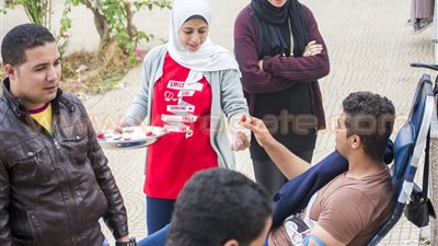 بالصور..200 متبرع بالدم في حملة جمعية مهندسي البترول في جامعة السويس