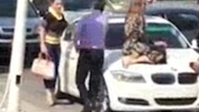 بالفيديو والصور.. امرأة تهزم عشيقة زوجها وتجبرها على المغادرة