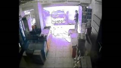 بالفيديو.. لحظة سرقة مسلحين برشاش آلي سيارة في المرج