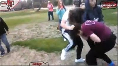 بالفيديو.. فتاة تلقن أخرى «علقة ساخنة» في أحد الشوارع