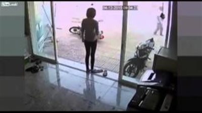 بالفيديو.. رجل ينقذ دراجته النارية من السرقة بركلة قوية