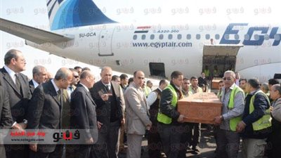 بالفيديو والصور.. وزير الطيران يستقبل أسر قتلي الأقباط في ليبيا