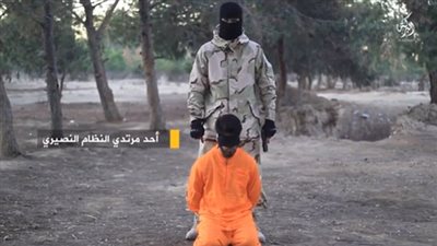 بالفيديو والصور.. «داعش» يعدم رجلًا في سوريا