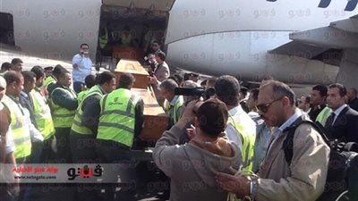بالفيديو.. وصول جثامين ضحايا حادث ليبيا إلى مطار ألماظة