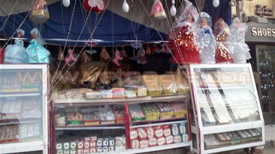 بالصور.. اختفاء عروسة وحصان المولد من الأحياء الراقية بالمنيا.. الحلوى المعلبة تحل مكانها بعد تحذيرات «الصحة».. «علي»: المحال لا تبيعها.. وصاحب محل: لا نعرضها خشية تحرير المحاضر