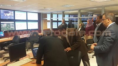 رئيس البريد يتفقد غرفة التحكم الحديثة بالقرية الذكية