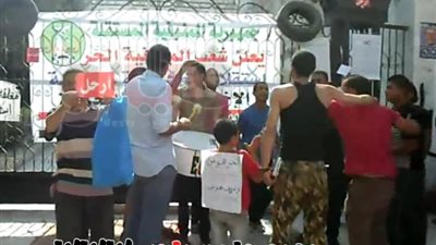 بالفيديو.. ثوار المنوفية يرقصون بالطبل البلدي أمام ديوان المحافظة