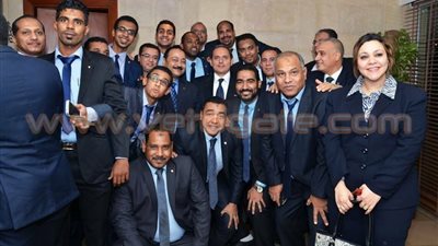 مدير البنك الأهلي بأسوان يكرم الموظفين المتميزين