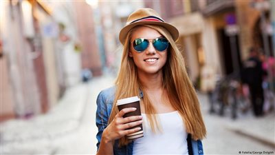 القبعة تاج على رءوس النساء العصريات