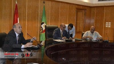 بالفيديو والصور.. محافظ الفيوم يبحث مشاكل المياه والكهرباء