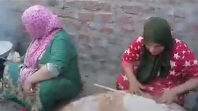 فرحة العيد ما تكملش إلا بيه.. الرقاق الصعيدي في المنيا | فيديو