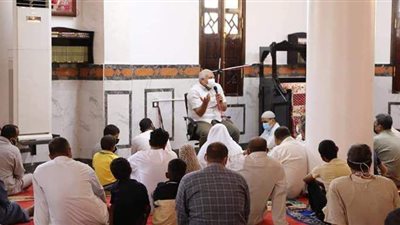 محافظ الوادي الجديد يلتقي بالمواطنين في مسجد الاستقامة بالخارجة