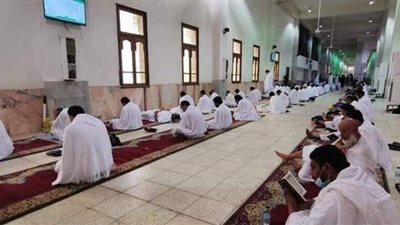وسط إجراءات احترازية.. الحجاج يتوافدون إلى مسجد نمرة