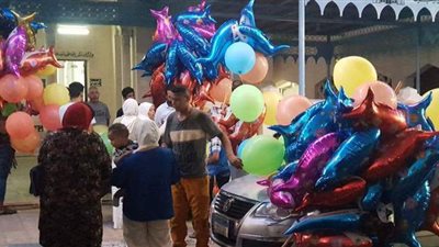 انتشار باعة البالونات وألعاب الأطفال بمحيط مساجد صلاة العيد بمطروح | فيديو وصور