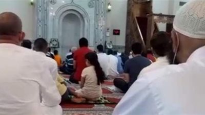 بالمخالفة لتعليمات الأوقاف.. المصلون يصطحبون الأطفال في صلاة الأضحى بأسيوط | فيديو