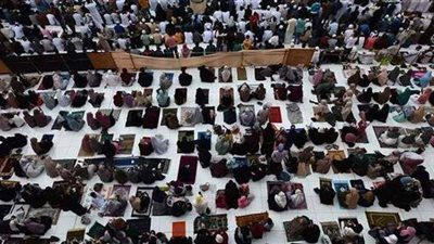 بث مباشر.. توافد العشرات لأداء صلاة عيد الأضحى من الجامع الأزهر