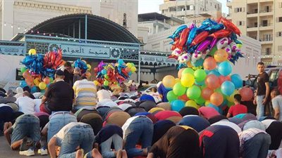 المئات يؤدون صلاة العيد بمسجد العوام والشوارع المجاورة بمطروح | فيديو وصور