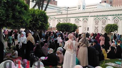 أهالي الإسماعيلية يحتفلون بالبلالين بعد انتهاء صلاة عيد الأضحى | صور