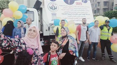 عمال النظافة يوزعون البالونات على المواطنين احتفالا بالعيد في الإسكندرية | صور