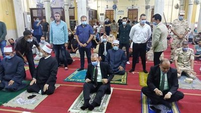 محافظ القليوبية يؤدي صلاة عيد الأضحى بمسجد ناصر ببنها | صور