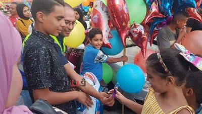 مشاهد من احتفال المصريين بالعيد.. شوارع المنوفية تتزين بالبلالين.. انتشار باعة لعب الأطفال بمحيط مساجد مطروح.. والسيلفي يسيطر على الأجواء بالمنصورة