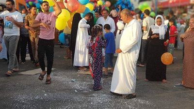 بالثلج والبلالين.. احتفال الأطفال بالعيد على كورنيش مرسى مطروح | صور