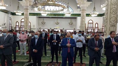 محافظ بورسعيد يشارك أهالى حى الضواحى صلاة عيد الأضحى بمسجد لهيطة | صور