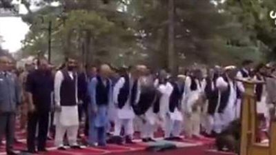 شاهد ماذا فعل الرئيس الأفغاني لحظة سقوط قذائف أثناء صلاة العيد | فيديو