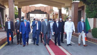 محافظ بورسعيد يزور قوات الأمن.. ويهنئ رجال الشرطة بعيد الأضحى | صور