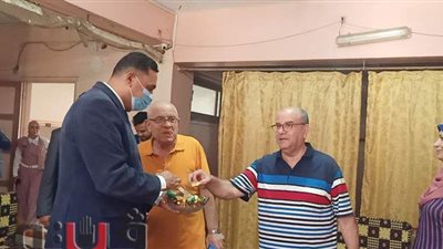 محافظ الدقهلية يوزع الحلوى على المقيمين بدار المسنين في المنصورة | فيديو وصور