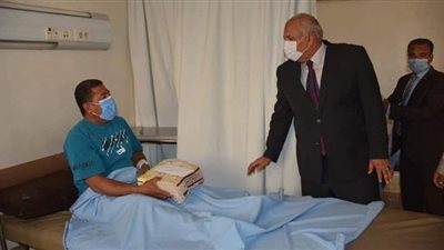 محافظ الوادي الجديد يزور مستشفى الخارجة ويهنئ المواطنين بعيد الأضحى