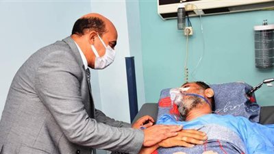 محافظ أسوان يزور المرضى فى المستشفيات.. ويطمئن على حالة الإدريسي | صور
