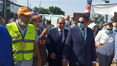 محافظ الدقهلية يشارك في نحر أضاحي الأسر الأولى بالرعاية | صور