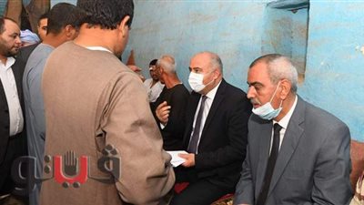 محافظ قنا يزور الأسر المتضررة من انهيار منزل بقرية فاو قبلي l صور
