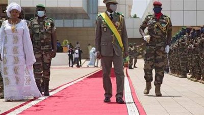 شرطة مالي تعتقل مسلحين حاولا طعن رئيسها المؤقت خلال صلاة العيد